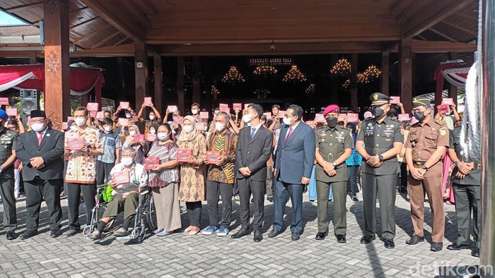 Pemyerahan simbolis STB kepada warga Solo di Balai Kota, Senin (19/12/2022).