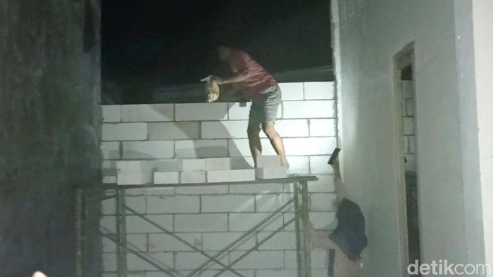 Penembokan akses jalan rumah di Tulungagung