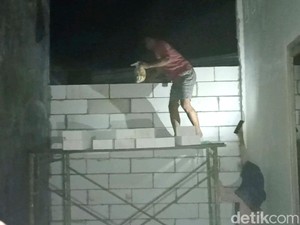 Sakit Hati Bikin Pria Tulungagung Tutup Akses Rumah Tetangga dengan Tembok