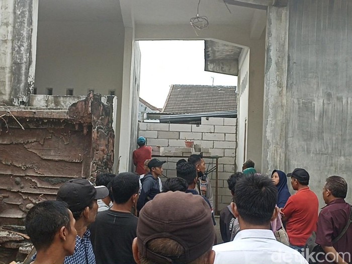Penembokan akses jalan rumah di Tulungagung
