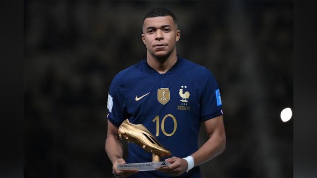 Penyerang #10 Prancis Kylian Mbappe berpose setelah menerima penghargaan Sepatu Emas pada upacara trofi Piala Dunia Qatar 2022 setelah pertandingan final sepak bola antara Argentina dan Prancis Penyerang #10 Prancis Kylian Mbappe berpose setelah menerima penghargaan Sepatu Emas pada upacara trofi Piala Dunia Qatar 2022 setelah pertandingan final sepak bola antara Argentina dan Prancis di Stadion Lusail di Lusail, utara Doha, Qatar, Minggu (18/12/2022). Argentina menjadi juara Piala Dunia 2022 setelah menang adu penalti atas Prancis 4-2. (Photo by FRANCK FIFE/AFP via Getty Images)