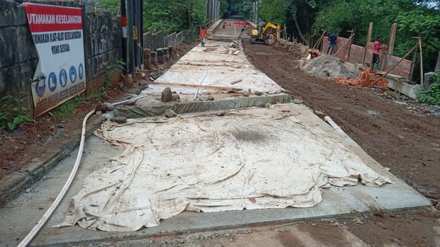Perbaikan tebing longsor di ujung jembatan Sungai Cisadane Jl Darul Quran, Bogor hampir rampung. Jembatan ditarget bisa dilintasi kendaraan akhir pekan ini. (dok Istimewa)