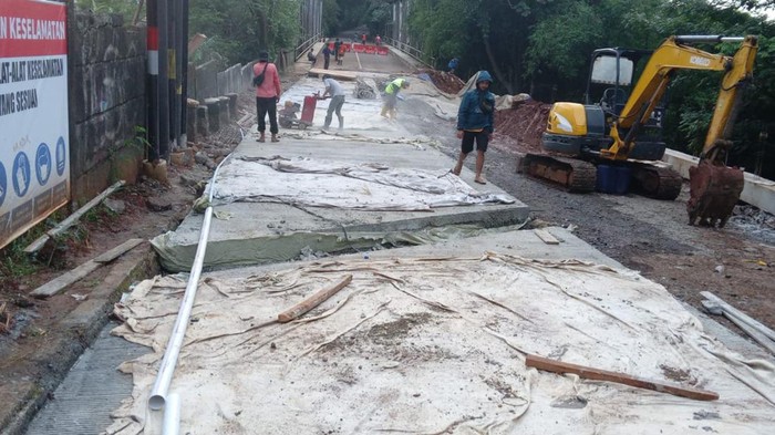 Perbaikan tebing longsor di ujung jembatan Sungai Cisadane Jl Darul Quran, Bogor hampir rampung. Jembatan ditarget bisa dilintasi kendaraan akhir pekan ini. (dok Istimewa)