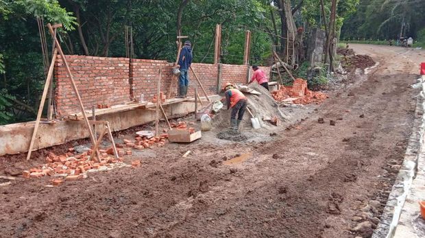 Perbaikan tebing longsor di ujung jembatan Sungai Cisadane Jl Darul Quran, Bogor hampir rampung. Jembatan ditarget bisa dilintasi kendaraan akhir pekan ini. (dok Istimewa)