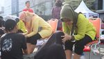 Momen Haru Ratusan Anak Basuh hingga Cium Kaki Ibunya