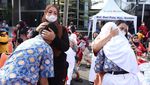 Momen Haru Ratusan Anak Basuh hingga Cium Kaki Ibunya