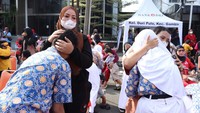Momen ini membuat rasa haru dan tangis menjadi satu dalam suasana tersebut.