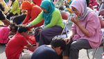 Momen Haru Ratusan Anak Basuh hingga Cium Kaki Ibunya