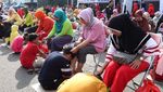 Momen Haru Ratusan Anak Basuh hingga Cium Kaki Ibunya