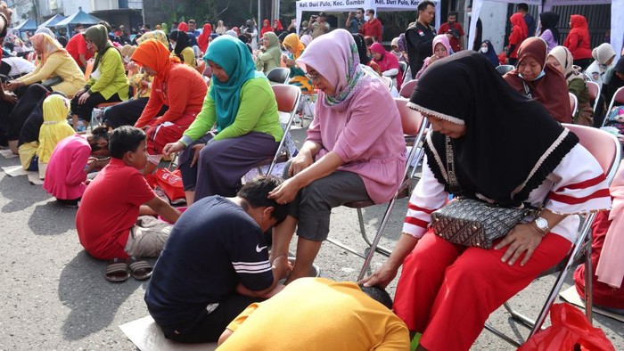 Peringati Hari Ibu, Ratusan Anak Basuh Kaki Ibu Secara Massal Dalam rangka memperingati Hari Ibu, ratusan anak mengikuti aksi massal membasuh kaki ibu. Begini momennya.