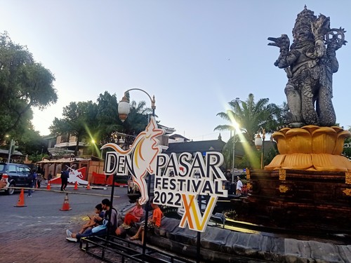 Persiapan Denpasar Festival ke-15 di kawasan Patung Catur Muka Denpasar, Senin (19/12/2022) sore.