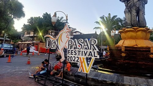 Persiapan Denpasar Festival ke-15 di kawasan Patung Catur Muka Denpasar, Senin (19/12/2022) sore.