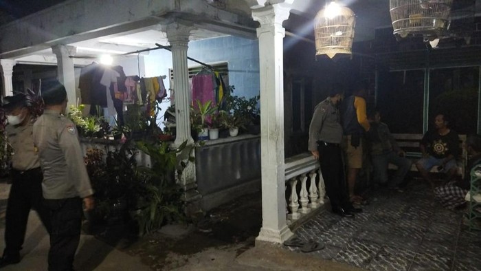 Petugas Polsek Jogonalan mengecek warga di Desa Karang Dukuh, Kecamatan Jogonalan, Klaten, Senin (19/12/2022).
