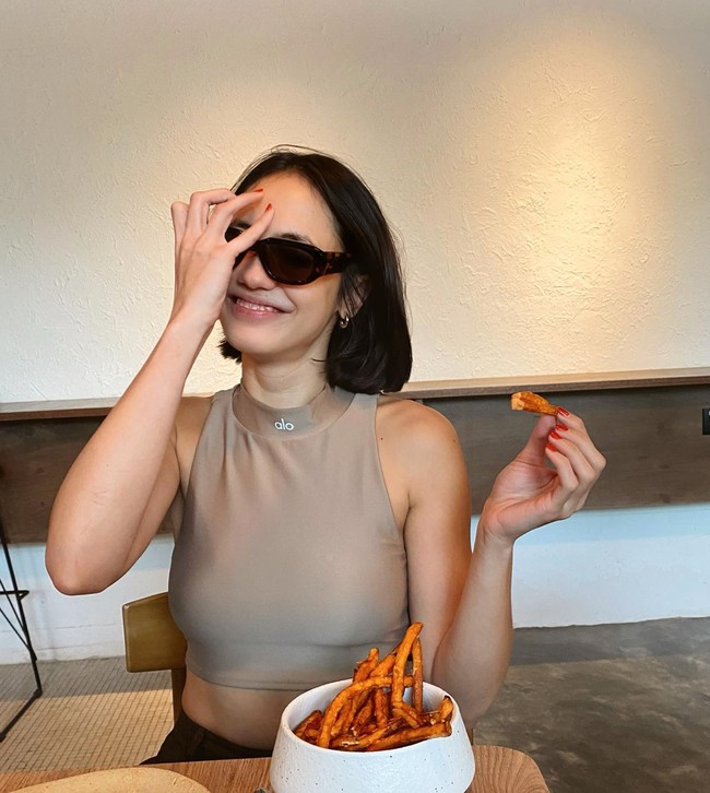 Dengan rambut yang panjangnya hanya sedagu, penampilan Pevita jadi terlihat semakin fresh. Bagaimana menurutmu? Foto: Instagram/@pevpearce