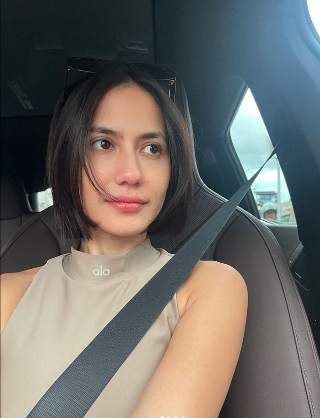 Rambut pendek Pevita itu dipotong rata tanpa poni pendek. Poninya dibuat panjang setara dengan rambut lainnya. Foto: Instagram/@pevpearce