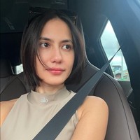 Rambut pendek Pevita itu dipotong rata tanpa poni pendek. Poninya dibuat panjang setara dengan rambut lainnya. Foto: Instagram/@pevpearce