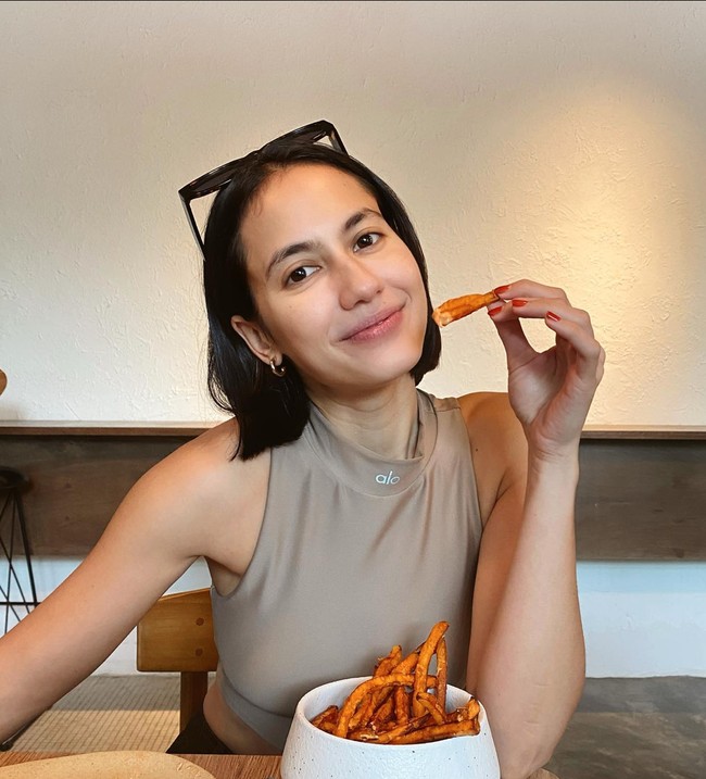 Biasa tampil dengan rambut panjang, kali ini Pevita Pearce memilih untuk tampil beda dengan memotong rambutnya menjadi lebih pendek. Penampilan terbaru Pevita itu kemudian dibagikannya ke akun Instagram pribadi miliknya. Foto: Instagram/@pevpearce