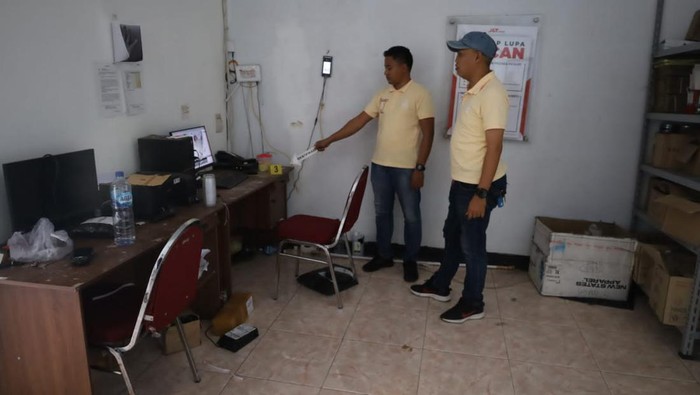 Polisi olah TKP kantor ekspedisi di Lamongan yang dibobol 2 remaja