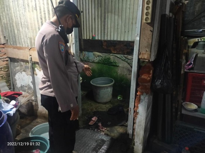 Polisi olah TKP lokasi pasutri surabaya bakar diri