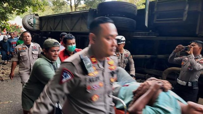 Polisi saat mengevakuasi korban kecelakaan di Padang Panjang (Foto: Istimewa)