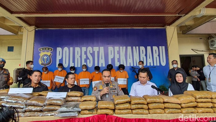 Polresta Pekanbaru menunjukkan barang bukti dan pelaku