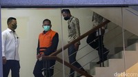 Pantauan detikcom di gedung KPK, Jalan Kuningan Persada, Jakarta Selatan, Senin (19/12/2022), Edy Wibowo terlihat turun dari ruang pemeriksaan pada pukul 16.49 WIB. Dia terlihat mengenakan rompi tahanan KPK berwarna oranye.
