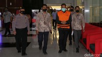 Edy tampak digiring sejumlah petugas KPK menuju ruang konferensi pers. Selain itu, tangan Edy terlihat diborgol.