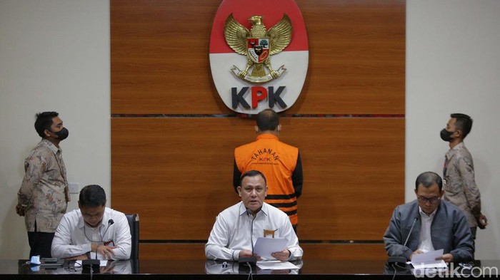 KPK menahan Hakim Yustisial Mahkamah Agung (MA) Edy Wibowo. Dia ditetapkan sebagai tersangka ke-14 dalam kasus dugaan suap penanganan perkara di lingkungan MA.