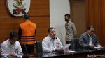 Potret Hakim Yustisial MA Edy Wibowo Diborgol dan Berbaju Tahanan