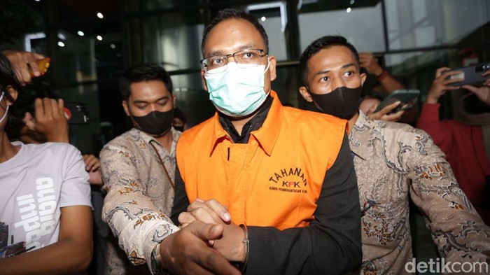 KPK menahan Hakim Yustisial Mahkamah Agung (MA) Edy Wibowo. Dia ditetapkan sebagai tersangka ke-14 dalam kasus dugaan suap penanganan perkara di lingkungan MA.