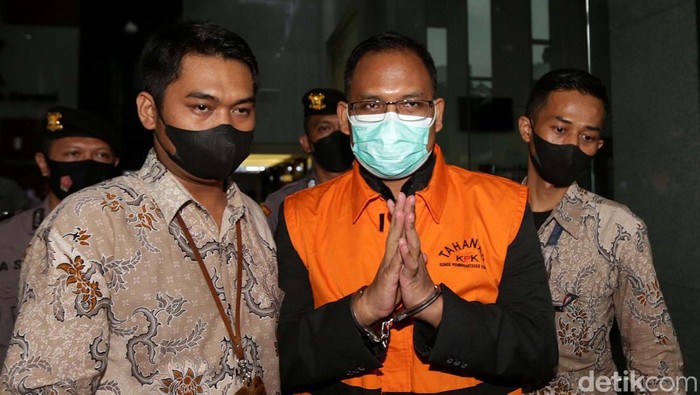 KPK menahan Hakim Yustisial Mahkamah Agung (MA) Edy Wibowo. Dia ditetapkan sebagai tersangka ke-14 dalam kasus dugaan suap penanganan perkara di lingkungan MA.