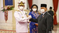 Menteri Pertahanan Prabowo Subianto memberikan ucapan selamat kepada Laksamana Yudo Margono. Laksamana Yudo Margono menjadi Panglima TNI menggantikan Jenderal Andika Perkasa.