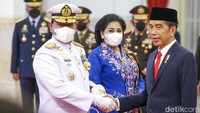 Presiden Joko Widodo (Jokowi) memberi ucapan selamat kepada Panglima TNI Laksamana Yudo Margono. Pelantikan digelar di Istana Negara, Jakarta Pusat, Senin (19/12/2022). Pelantikan digelar dengan menerapkan protokol kesehatan yang ketat.
