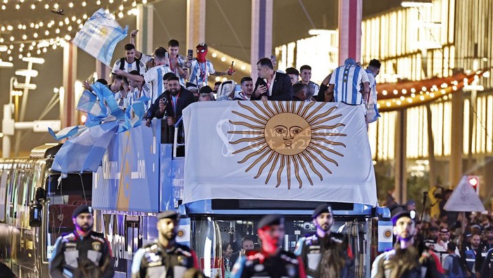 Soccer Football - FIFA World Cup Qatar 2022 - Final - Argentina v France - Lusail Stadium, Lusail, Qatar - December 19, 2022 Argentina players celebrate on a bus outside the stadium after winning the World Cup REUTERS/Hamad I Mohammed
