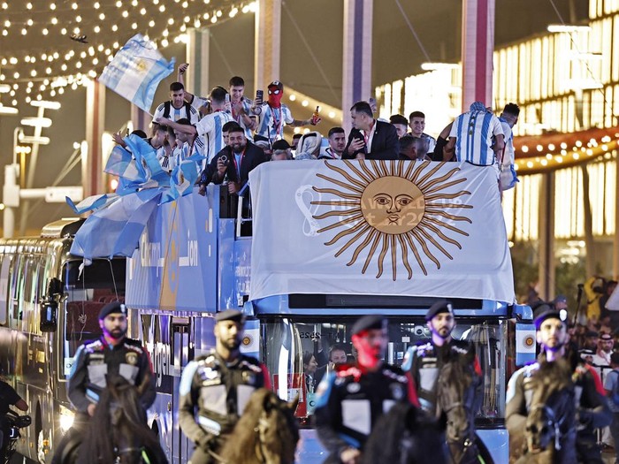 Soccer Football - FIFA World Cup Qatar 2022 - Final - Argentina v France - Lusail Stadium, Lusail, Qatar - December 19, 2022 Argentina players celebrate on a bus outside the stadium after winning the World Cup REUTERS/Hamad I Mohammed