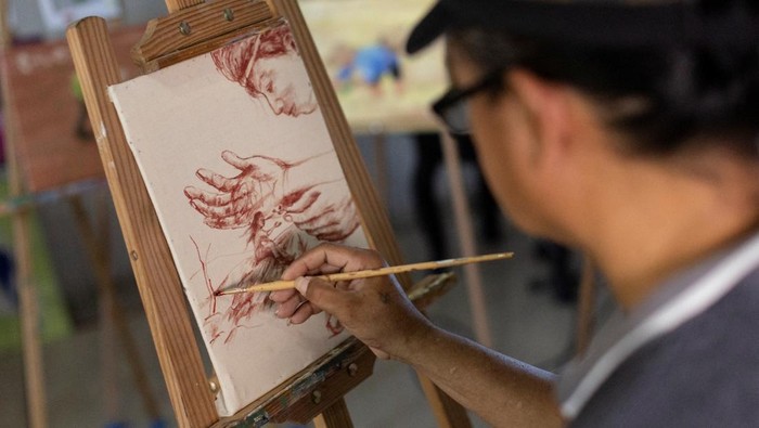 Potret Seniman Filipina yang Gunakan Darahnya untuk Melukis Filipino artist Elito Circa, 52, paints with his own blood in his studio in Nueva Ecija province, Philippines November 29, 2022. REUTERS/Eloisa Lopez