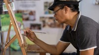 Menggunakan darah yang diambil dari pembuluh darahnya sendiri, pria berusia 52 tahun itu menghasilkan lukisan kanvas yang menuai pujian dan kritik karena pilihan mediumnya yang tidak biasa.  