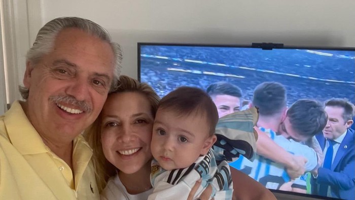 Presiden Alberto Fernandez mengunggah foto Selfie usai Argentina juara Piala Dunia