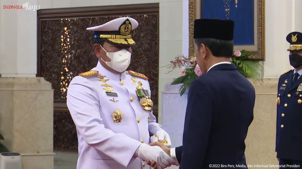 Presiden Joko Widodo melantik Laksamana Yudo Margono sebagai Panglima TNI di Istana Negara, Jakarta, Senin (19/12/2022). (tangkapan Layar Youtube Sekretariat Presiden)