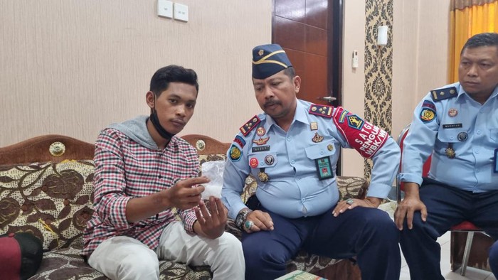 Pria di Lombok dibekuk lantaran berupaya menyelundupkan narkotika jenis sabu seberat 15 gram lewat duburnya ke Lapas Kelas IIA Mataram, Senin (19/12/2022).