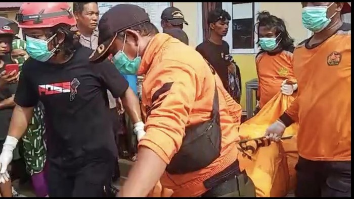 Proses evakuasi jenazah korban tenggelam di Parepare, Sulsel.