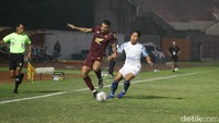 PSM Makassar terus menggempur pertahanan PSIS Semarang meskipun telah unggul. Foto: Pius Erlangga/detikJateng