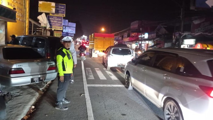 Puncak arah Megamendung macet malam ini