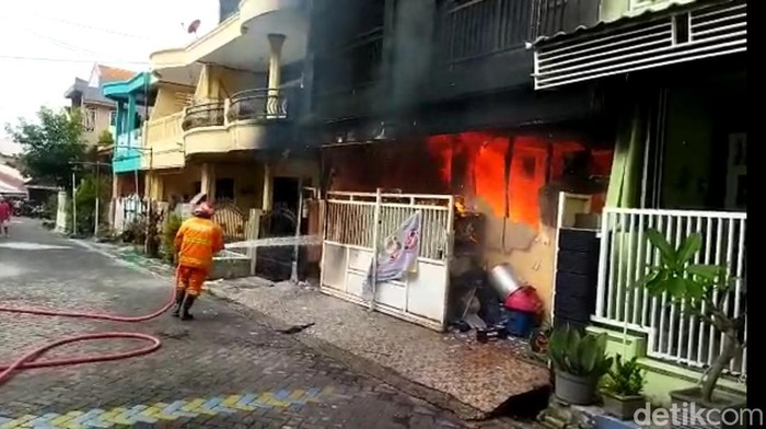 Rumah 3 lantai di Gresik Kota Baru ludes terbakar