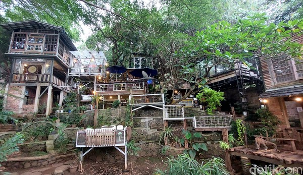 Tidak perlu reservasi untuk datang ke sini, traveler bisa datang kapanpun. Untuk jam buka, Senin-Rabu pukul 12.00-21.00 WIB, weekend 09.30-21.30 WIB dan di hari Kamis tutup.