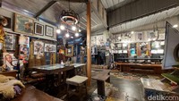 Dan yang lebih mengejutkan lagi adalah, ternyata kafe ini adalah rumah pribadi Dik Doank yang saat pandemi disulap menjadi kafe outdoor yang nyentrik loh.