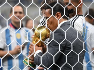 Sosok Salt Bae yang Bikin Geger Gegara Cium Trofi Piala Dunia