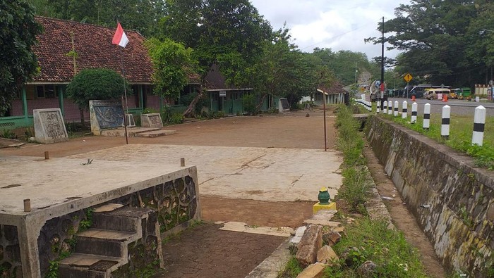 SDN Sawah, Kalurahan Girisekar, Panggang, yang berada persis di pinggir Jalur Jalan Lintas Selatan (JJLS) Gunungkidul.