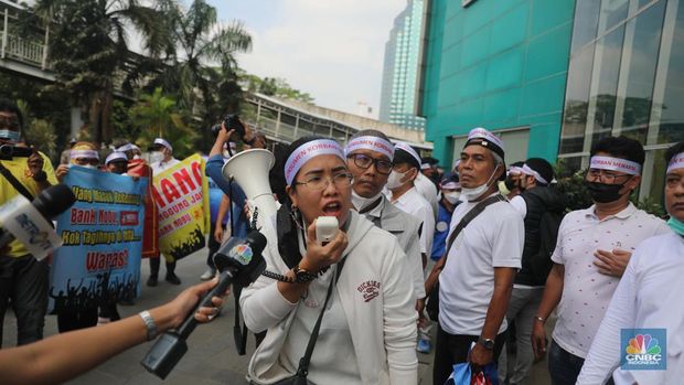 Sejumlah anggota dari Perkumpulan Komunitas Peduli Pengguna Meikarta yang dimaksud terdiri dari pembeli Apartemen Meikarta melakukan Penyampaian Aspirasi dalam Bank NOBU Plaza Semanggi, Awal Minggu (19/12/2022). Mereka menuntut (pengembalian dana (refund) ke Bank NOBU bagi anggota yang mana menggunakan KPA pada pembelian apartemen Meikarta.  (CNBC Indonesia/Muhammad Sabki)