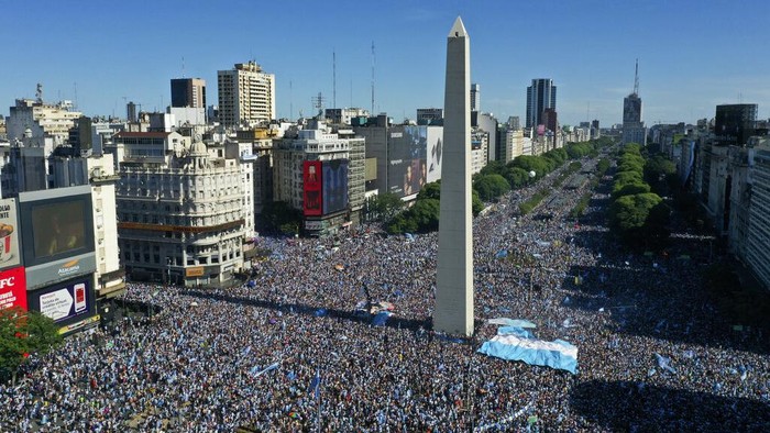Argentine soccer fans celebrate their team's World Cup victory over France  in Buenos Aires, Argentina, Sunday, Dec. 18, 2022. (AP Photo/Gustavo Garello)